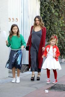 dzesika-alba-modnim-odabriom-iznenadila-fanove-i-zabrinula-lekar