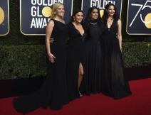 eleganta-trudnica-na-crvenom-tepihu-duga-crna-haljina-otkrila-tr