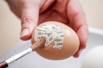 za-romantike-pisce-i-pesnike-jaja-ukrasena-starim-novinama-video