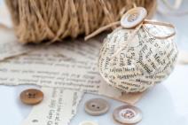 za-romantike-pisce-i-pesnike-jaja-ukrasena-starim-novinama-video