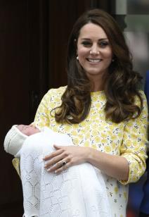 svaka-haljina-nosi-posebnu-poruku-tri-odevne-kombinacije-kejt-mi