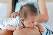 kako-pomoci-bebi-da-podrigne