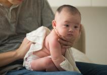 kako-pomoci-bebi-da-podrigne