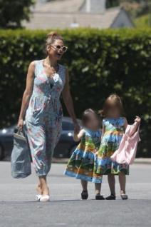 opravdala-titulu-najpozeljnije-zene-eva-mendez-prosetala-sa-cerk