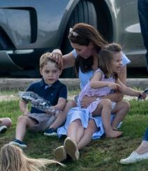 opusteni-bosi-i-razigrani-kejt-midlton-sa-decom-na-polo-mecu-gal