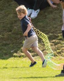 opusteni-bosi-i-razigrani-kejt-midlton-sa-decom-na-polo-mecu-gal