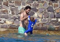 razbacane-igracke-na-plazi-i-mama-bez-sminke-i-frizure-kraljevsk