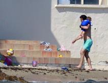 razbacane-igracke-na-plazi-i-mama-bez-sminke-i-frizure-kraljevsk