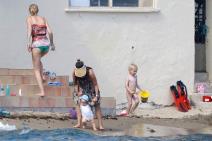 razbacane-igracke-na-plazi-i-mama-bez-sminke-i-frizure-kraljevsk