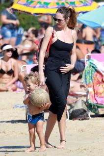 slavna-manekenka-uziva-na-plazi-samo-dve-nedelje-nakon-porodjaja