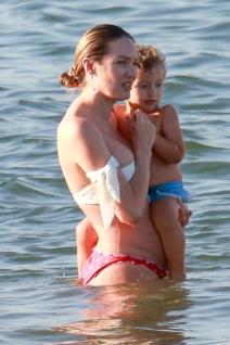 slavna-manekenka-uziva-na-plazi-samo-dve-nedelje-nakon-porodjaja