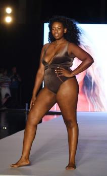 revija-kupacih-kostima-o-kojoj-danima-prica-citav-svet-mama-mane