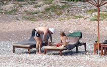 porodicna-idila-na-svetom-stefanu-prelepe-fotografije-bekamovih