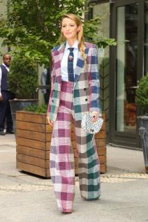 savrseno-stilizovana-mama-blejk-lajvli-u-odelu-sa-kog-ne-mozemo