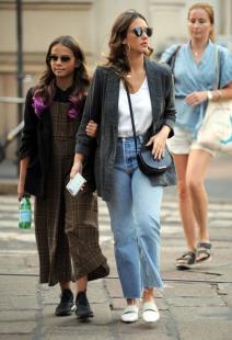 slatko-devojacko-putovanje-dzesika-alba-uziva-sa-cerkom-u-milanu