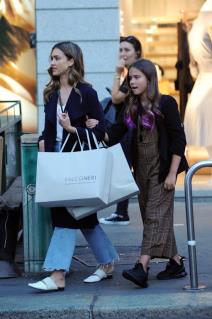 slatko-devojacko-putovanje-dzesika-alba-uziva-sa-cerkom-u-milanu