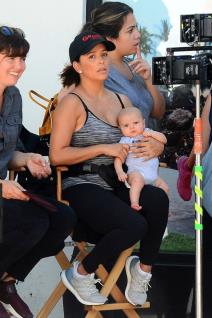 vredna-beba-fotografije-eve-longorije-dok-rezira-sa-malim-santij