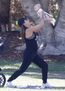 eva-longoria-se-vraca-u-formu-jutranje-vezbe-sa-santijagom-u-par