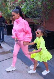 jesen-u-neonskim-bojama-kim-kardasijan-sa-decom-zabljestala-ulic