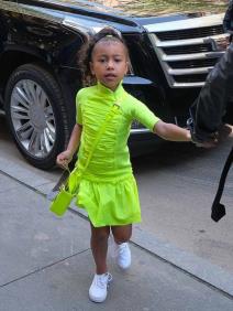 jesen-u-neonskim-bojama-kim-kardasijan-sa-decom-zabljestala-ulic