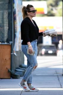 hilari-daf-u-prvoj-setnji-nakon-porodjaja-sa-muzem-i-cerkicom-sk