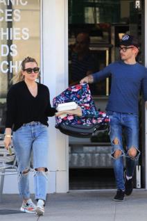 hilari-daf-u-prvoj-setnji-nakon-porodjaja-sa-muzem-i-cerkicom-sk