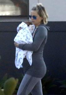 prve-fotografije-kejt-hadson-nakon-porodjaja-poznata-mama-izgled