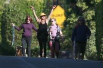 poznata-mama-i-jos-poznatiji-baka-i-deka-u-setnji-sa-unucicom-fo