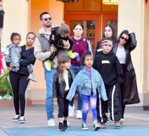 porodicni-dan-za-zabavu-kortni-kardasijan-sa-decom-u-zabavnom-pa