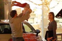 ni-poznate-mame-se-ne-odusevljavaju-kada-tate-bacaju-decu-foto