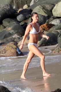 praznici-na-egzoticnom-ostrvu-pipa-midlton-u-kupacem-kostimu-sam