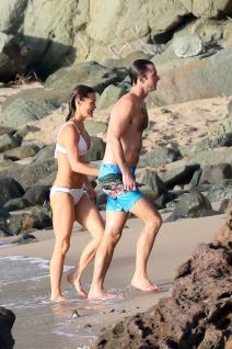 praznici-na-egzoticnom-ostrvu-pipa-midlton-u-kupacem-kostimu-sam