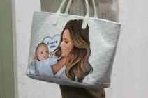 pravi-modni-dodatak-za-mamu-eva-longorija-ponosno-nosi-torbu