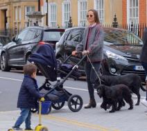 princeza-londonskog-kezual-stila-pipa-midlton-prosetala-sa-sinom