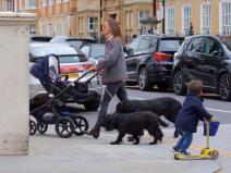 princeza-londonskog-kezual-stila-pipa-midlton-prosetala-sa-sinom