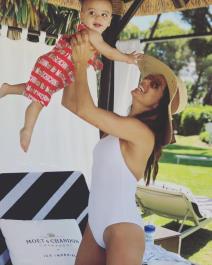 porodicno-letovanje-sta-rade-poznate-mame-na-plazi-foto