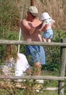 prve-fotografije-ricarda-gira-sa-bebom-divna-porodicna-atmosfer