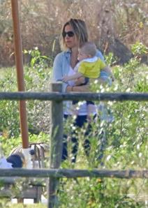 prve-fotografije-ricarda-gira-sa-bebom-divna-porodicna-atmosfer