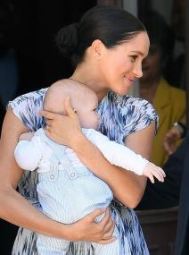 kraljevska-porodica-u-africi-osmeh-malenog-arcija-osvojio-citav