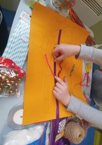 kreativne-aktivnosti-sa-decom-napravite-senzorni-novogodisnji-po