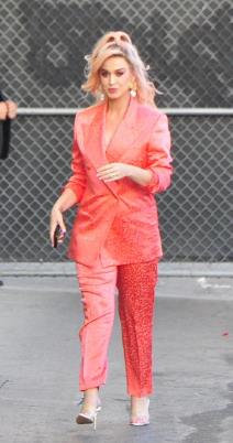 kako-sakriti-trudnicki-stomacic-keti-peri-ima-odgovor-i-sve-nas