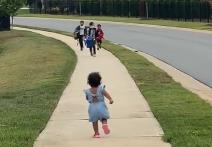 kako docekuje brata iz skole