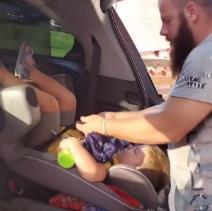 kako tata stavlja sina u sediste