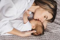beba u maminom i tatinom krevetu_1939088467.jpg