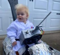 Dečak kom kosa ide nagore i liči na Ajnštajna