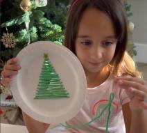 Dete pravi novogodišnji ukras jelku