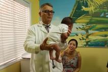 Doktor pokazao kako da umirite uplakanu bebu