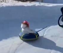 Tata vuče ćerku na snegu u invalidskim kolicima