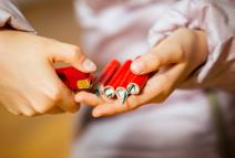 Zašto deca ne treba da bacaju petarde