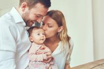 Mama, tata, beba, porodica_483126724.jpg